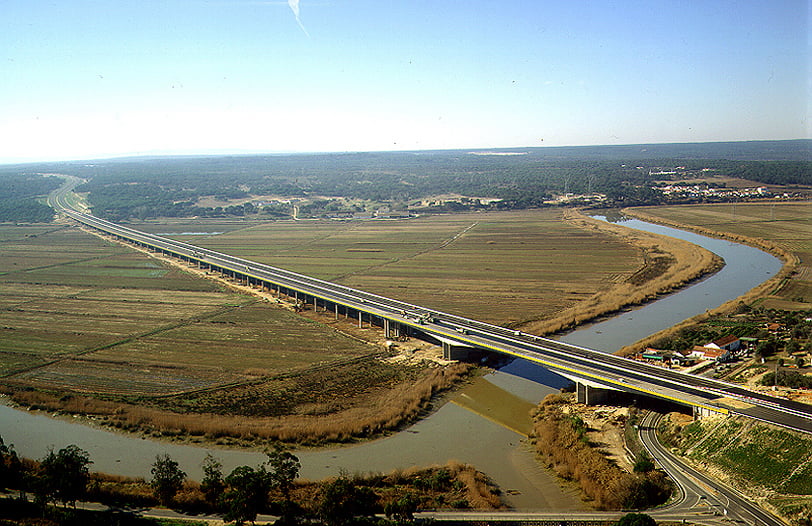 foto da ponte sobre rio sado