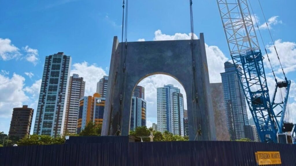 Acompanhamento de obra: içamento dos primeiros painéis da Edificação Institucional pela metodologia Tilt-Up