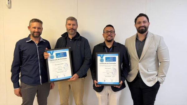 equipe Teixeira Duarte recebendo premio 2026
